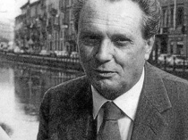 Vittorio Sereni con lo sfondo della sua Luino